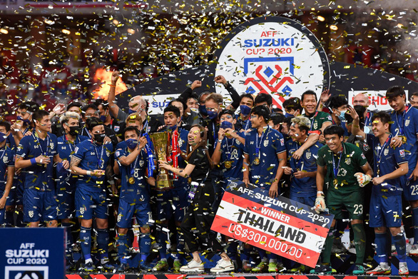 Các cầu thủ Thái Lan nâng cúp vô địch AFF Cup 2020 - Ảnh: GETTY