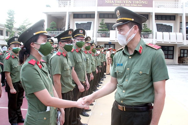 Thiếu tướng Vũ Hồng Văn, Giám đốc Công an tỉnh động viên các cán bộ, chiến sĩ tham gia phòng, chống dịch Covid-19