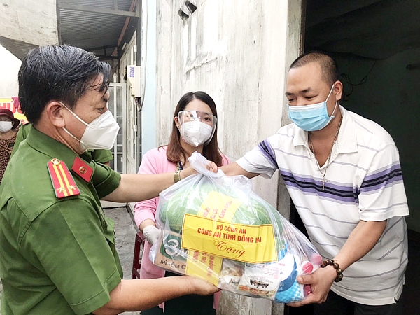Cán bộ Công an tỉnh trao quà cho người dân bị ảnh hưởng bởi dịch Covid-19 ở P.Tam Hòa (TP.Biên Hòa)