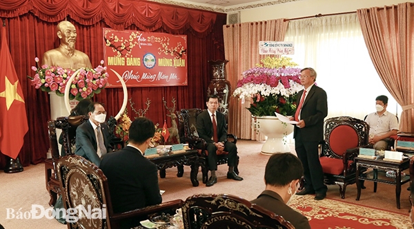 Chủ tịch UBND tỉnh Cao Tiến Dũng trao đổi với ông Park Noh Wan về những vấn đề quan tâm đến doanh nghiệp Hàn Quốc tại Đồng Nai