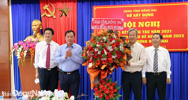  Phó chủ tịch UBND tỉnh Võ Tấn Đức trao tặng lẵng hoa của UBND tỉnh cho tập thể cán bộ, viên chức Sở Xây dựng