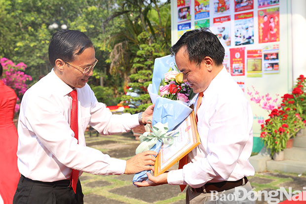 Trưởng ban Tuyên giáo Tỉnh ủy Phạm Xuân Hà trao giải trao giải nhất bản tin các sở, ngành. Ảnh: Huy Anh