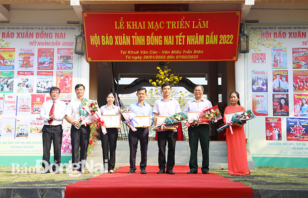 Tổng biên tập Báo Đồng Nai Nguyễn Tôn Hoàn trao giải cho các đơn vị đoạt giải khuyến khích tờ tin các xã, phường, thị trấn