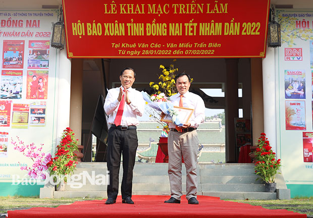 Trưởng ban Tuyên giáo Tỉnh ủy Phạm Xuân Hà trao giải Nhất bản tin các sở, ngành. Ảnh: Huy Anh