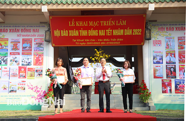 Phó trưởng ban Tuyên giáo Tỉnh ủy Phạm Tấn Linh trao giải cho các đơn vị đoạt giải ba bản tin các xã, phường, thị trấn. Ảnh: Huy Anh