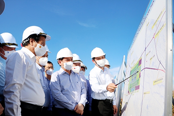 Phó thủ tướng Chính phủ Lê Văn Thành khảo sát bản đồ quy hoạch xây dựng sân bay Long Thành Ảnh: Phạm Tùng