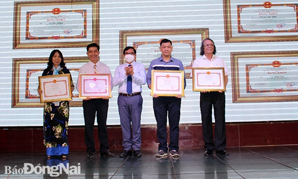 Phó chủ tịch UBND tỉnh Nguyễn Sơn Hùng trao bằng khen của UBND tỉnh cho các cá nhân có thành tích xuất sắc năm 2021