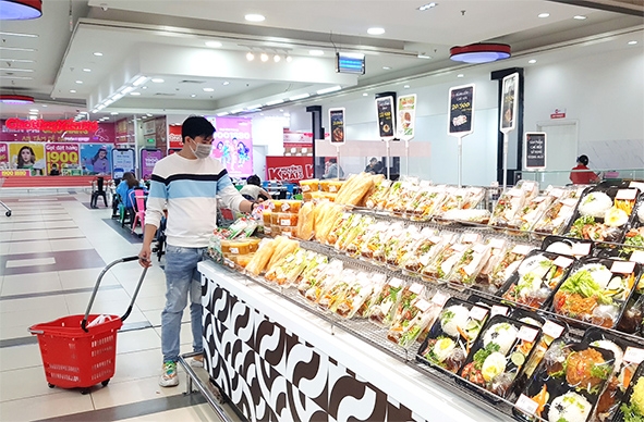 Một gian hàng phục vụ đồ ăn nhanh được bố trí riêng gần khu vực mua sắm tại một trung tâm thương mại ở TP.Biên Hòa