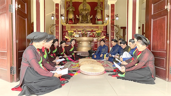 Cô Nguyễn Thị Ngọc Hà (ngồi trong cùng, bên trái) đang tập hát cho các thành viên trong CLB Dân ca quan họ Về miền Kinh Bắc, H.Trảng Bom
