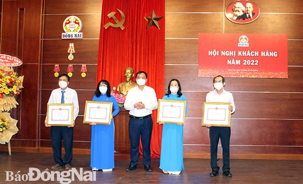 Phó chủ tịch UBND tỉnh Võ Tấ Đức trao thưởng cho các đơn vị