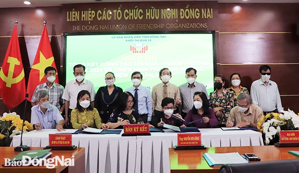 Phó chủ tịch UBND tỉnh Nguyễn Sơn Hùng chứng kiến các đơn vị thành viên Khối thi đua 11 ký kết giao ước thi đua năm 2022
