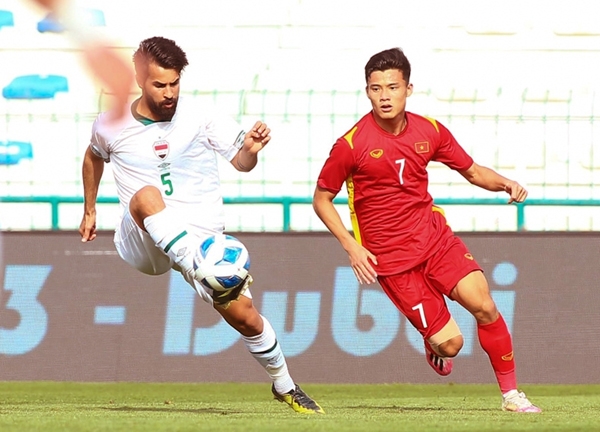 Tiền đạo Văn Đạt (7) trong trận ra quân tại Dubai Cup 2022