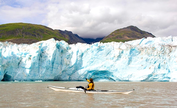 Chèo thuyền kayak ở Đông Nam Alaska (Mỹ). Nguồn: Sergey Yechikov/Shutterstock