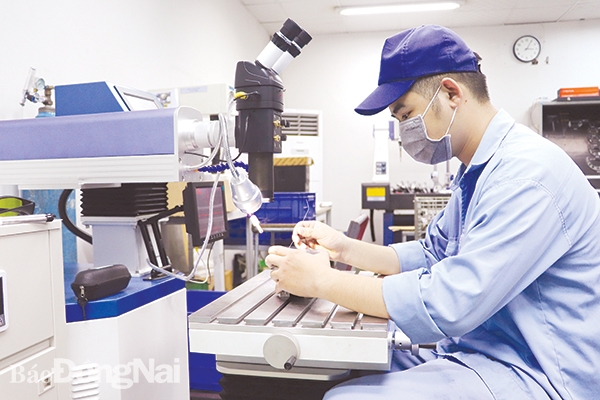 Sản xuất thiết bị máy móc tại Công ty TNHH Daiwa Light Alloy Industry Việt Nam (100% vốn Nhật Bản) tại Khu công nghiệp Nhơn Trạch 3. Ảnh: Uyển Nhi