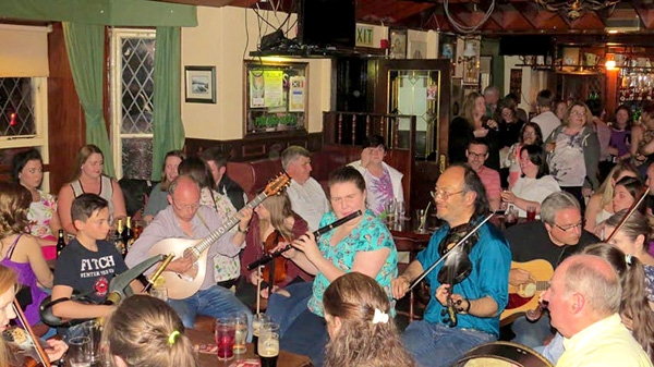 Các nhạc công biểu diễn âm nhạc truyền thống Ireland. Nguồn: Teach Hiúdaí