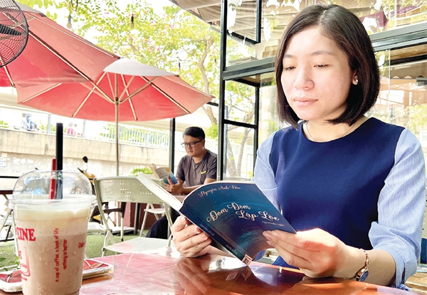 Đọc sách tại quán cà phê sách Kafefine Coffee ở đầu đường Nguyễn Văn Trị. Ảnh: Đăng Tùng