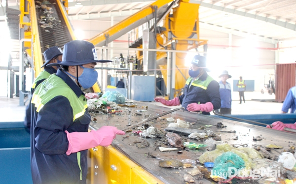 Xử lý chất thải sinh hoạt thành mùn vi sinh tại Khu xử lý chất thải ở xã Quang Trung (H.Thống Nhất). Ảnh: H.Lộc