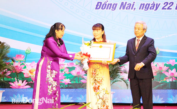 Công nhân Vương Hoàng Kim Trâm, làm việc tại Công ty TNHH Pousung Việt Nam được khen thưởng tại Hội nghị điển hình tiên tiến tỉnh Đồng Nai năm 2022. Ảnh: Hồ Thảo