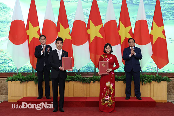 Thủ tướng Phạm Minh Chính và Thủ tướng Nhật Bản Kishoda Fumio tham dự và chứng kiến Phó chủ tịch UBND tỉnh Nguyễn Thị Hoàng trao bản ghi nhớ hợp tác đầu tư với Công ty TNHH Aeonmall Việt Nam. 