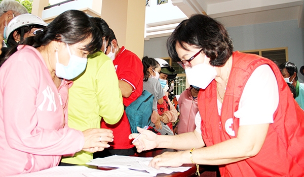 Bà Bùi Thị Đào, Chủ tịch Hội Chữ thập đỏ xã Xuân Mỹ, H.Cẩm Mỹ trao quà Tết cho người dân hoàn cảnh khó khăn