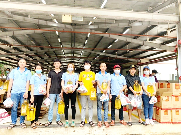 Công ty TNHH CiBao (TP.Long Khánh) và Công đoàn tặng quà cho công nhân nhân Tháng Công nhân năm 2022. Ảnh: L.Mai
