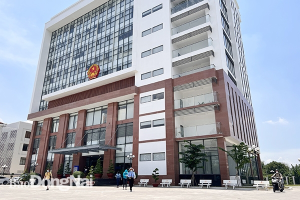 Tòa nhà Trung tâm hành chính tập trung TP.Biên Hòa là nơi làm việc mới của HĐND-UBND và 15 phòng, ban, trung tâm của TP.Biên Hòa.