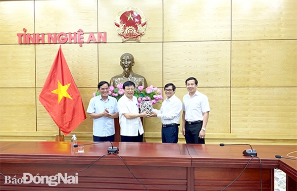 Phó chủ tịch UBND tỉnh Nguyễn Sơn Hùng (thứ 2 từ phải qua) trao quà lưu niệm cho lãnh đạo tỉnh Nghệ An