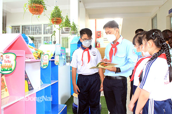 Các em đội viên Trường tiểu học Nguyễn An Ninh (P.Tân Mai, TP.Biên Hòa) được hướng dẫn tìm đọc sách tại Không gian văn hóa đọc tại trường. Ảnh: Nga Sơn