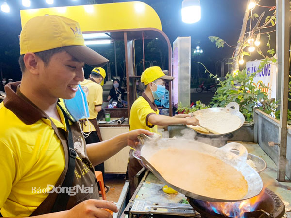 Cơm cháy kho quẹt, món ăn đường phố thu hút đông đảo giới trẻ ở Cần Thơ. Ảnh: Bình Nguyên