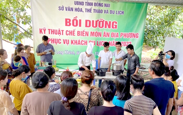 Người dân làm du lịch tham gia lớp tập huấn chế biến món ăn địa phương tại TP.Long Khánh