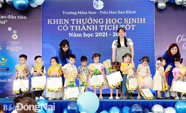 Các bé của Trường mầm mon – tiểu học Sao Khuê được tặng quà trong buổi lễ tổng kết
