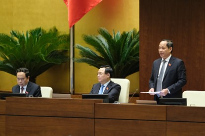 Phó Chủ tịch Quốc hội Trần Quang Phương đã ký báo cáo của Ủy ban Thường vụ Quốc hội về giải trình, tiếp thu ý kiến đại biểu Quốc hội về tổ chức chất vấn tại Kỳ họp thứ 3
