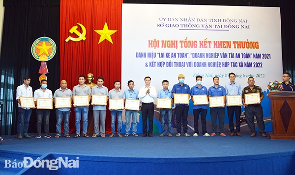  Phó giám đốc Sở GT-VT Dương Mạnh Hưng khen thưởng cho các cá nhân đã có thành tích suất sắc trong phong trào thi đua “Lái xe an toàn”