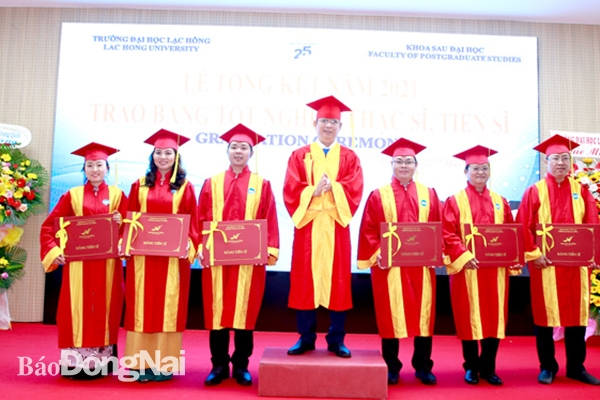 TS Lâm Thành Hiển, Hiệu trưởng Trường đại học Lạc Hồng trao bằng tốt nghiệp cho 100 thạc sĩ ở 7 chuyên ngành vào đầu tháng 6-2022