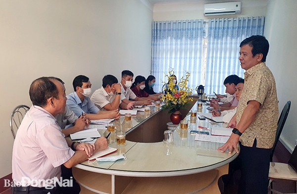 Phó giám đốc Sở Y tế Nguyễn Hữu Tài phát biểu tại buổi làm việc với UBND H.Nhơn Trạch (ảnh: Hoàn Lê)