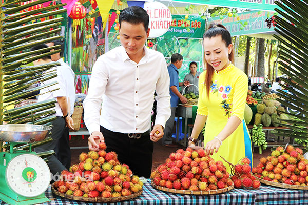 Gian hàng đặc sản tại lễ hội trái cây Long Khánh lần thứ 3-2020. Ảnh: Ngọc Liên