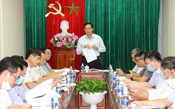 Phó chủ tịch UBND tỉnh Võ Văn Phi phát biểu tại buổi làm việc  