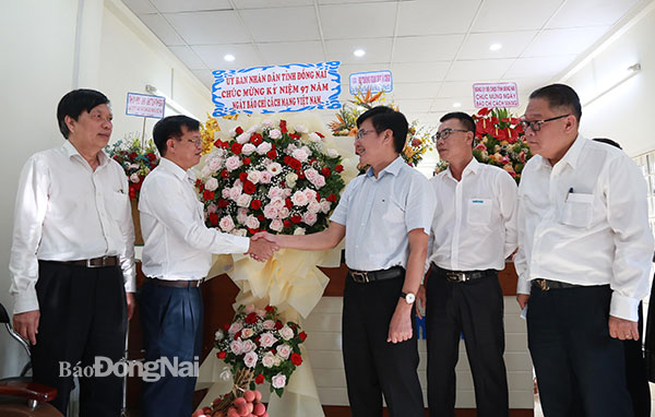 Chủ tịch UBND tỉnh đến chúc mừng Ngày Báo chí cách mạng Việt Nam tại Văn phòng đại diện Báo Thanh Niên