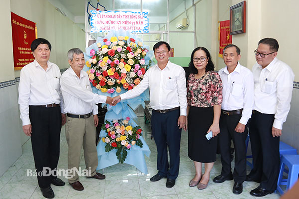 Chủ tịch UBND tỉnh Cao Tiến Dũng chúc mừng Ngày Báo chí cách mạng Việt Nam tại Hội Nhà báo tỉnh. 
