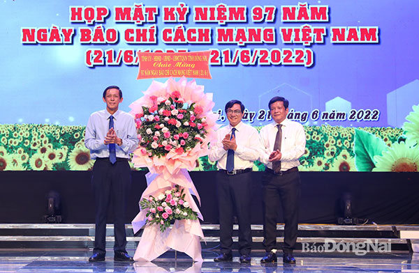 Phó chủ tịch UBND tỉnh Nguyễn Sơn tặng hoa chúc mừng Hội Nhà báo tỉnh Đồng Nai. Ảnh: Huy Anh