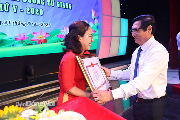 Phó chủ tịch UBND tỉnh Nguyễn Sơn Hùng trao bằng khen của UBND tỉnh cho đại diện nhóm tác giả đoạt giải C Giải Báo chí quốc gia. Ảnh: Huy Anh