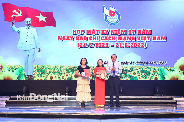 Ông Trần Nam Đông, Ủy viên BCH Hội Nhà báo Việt Nam, Giám đốc Đài PTTH Đồng Nai trao thưởng cho nhóm tác giả đoạt giải C Giải báo chí quốc gia năm 2020
