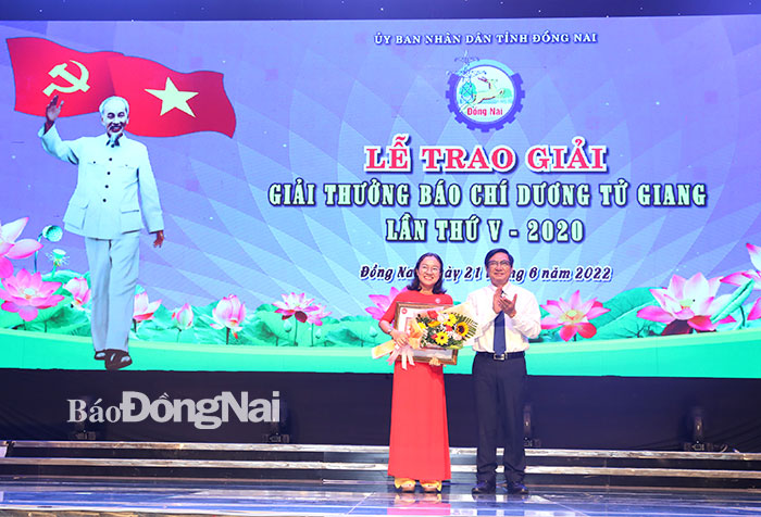 Phó chủ tịch UBND tỉnh Nguyễn Sơn Hùng trao bằng khen của UBND tỉnh cho đại diện nhóm tác giả đoạt giải C Giải Báo chí quốc gia lần thứ 15 năm 2020. Ảnh: Huy Anh