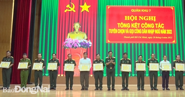 Ủy viên Trung ương Đảng, Thiếu tướng Nguyễn Trường Thắng, Tư lệnh Quân khu 7 khen thưởng các tập thể có thành tích trong công tác tuyển quân năm 2022