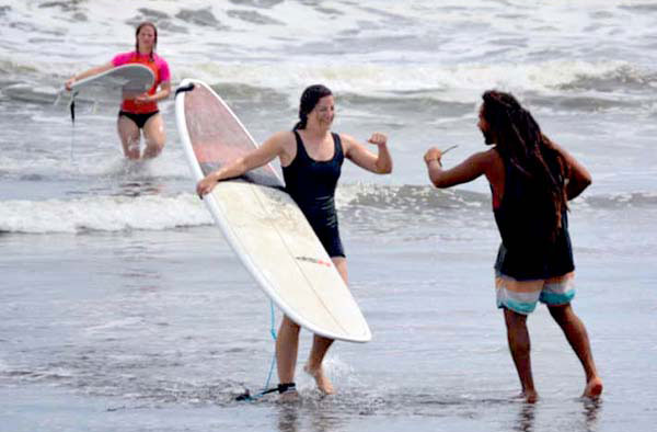 Niềm vui sau buổi lướt sóng thành công tại bãi biển cát đen El Paredón. Nguồn: guateadventure.com