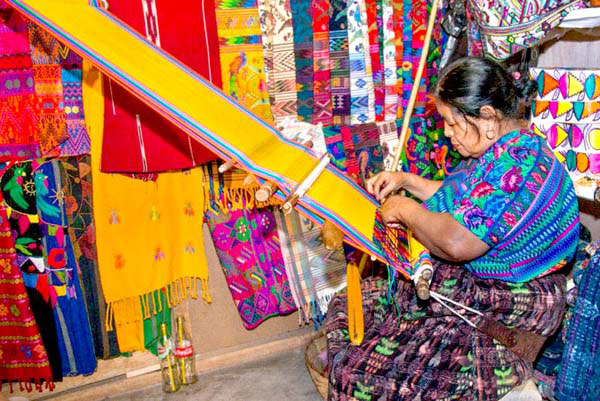 Dệt vải thổ cẩm bằng khung dệt có dây đeo truyền thống ở TX.Antigua, Guatemala. Nguồn: Aleksandar Todorovic/Shutterstock