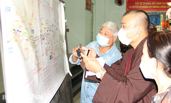 Người dân xã Long Phước, H.Long Thành xem bản đồ Dự án Đầu tư xây dựng đường cao tốc Biên Hòa - Vũng Tàu (giai đoạn 1)
