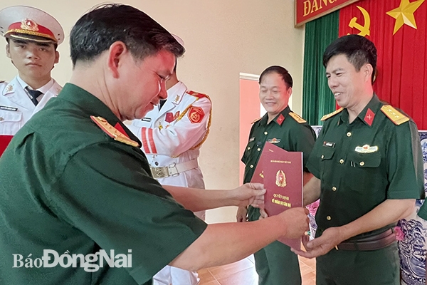 Đại tá Ngô Quang Thuấn, Phó chỉ huy trưởng Bộ CHQS tỉnh trao quyết định thăng quân hàm sĩ quan cao cấp thượng tá Nguyễn Văn Đắc