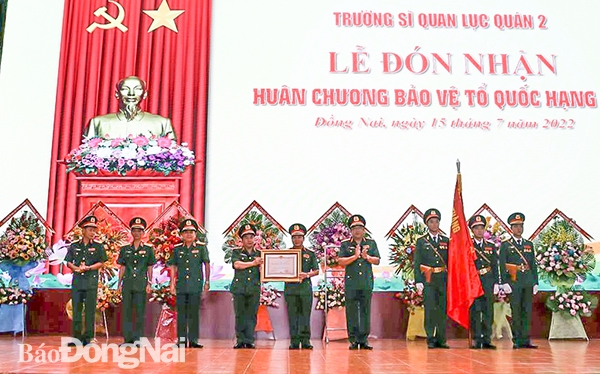 Thừa ủy quyền của Chủ tịch nước, Thượng tướng Phạm Hoài Nam trao tặng Huân chương Bảo vệ Tổ quốc hạng Nhì cho Trường Sĩ quan lục quân 2