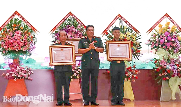 Thừa ủy quyền của Chủ tịch nước, Thượng tướng Phạm Hoài Nam trao tặng Huân chương Bảo vệ Tổ quốc hạng ba cho Trung tướng Nguyễn Ngọc Cả và Huân chương Chiến công hạng ba cho hạ sĩ Đào Văn Long